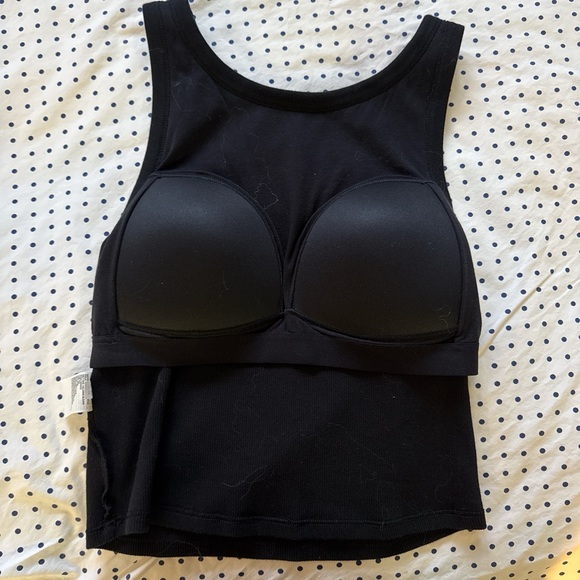 Uniqlo built in bra tank top - Picture 2 of 4